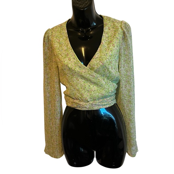 Lulus Tops - Lulus sweet spring green floral long sleeved crop wrap top XS NWT